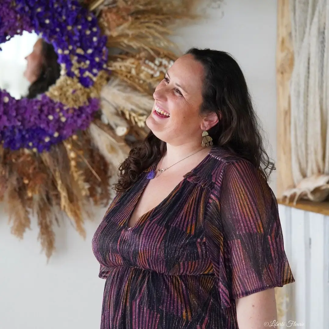 Christelle Parenti souriant et riant, thérapeute holistique du féminin à Angers